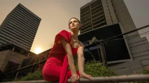 Donna sinuosa con abito rosso in città