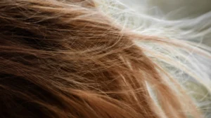 Capelli biondi elettrici donna