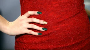 Smalto verde scuro su mano femminile