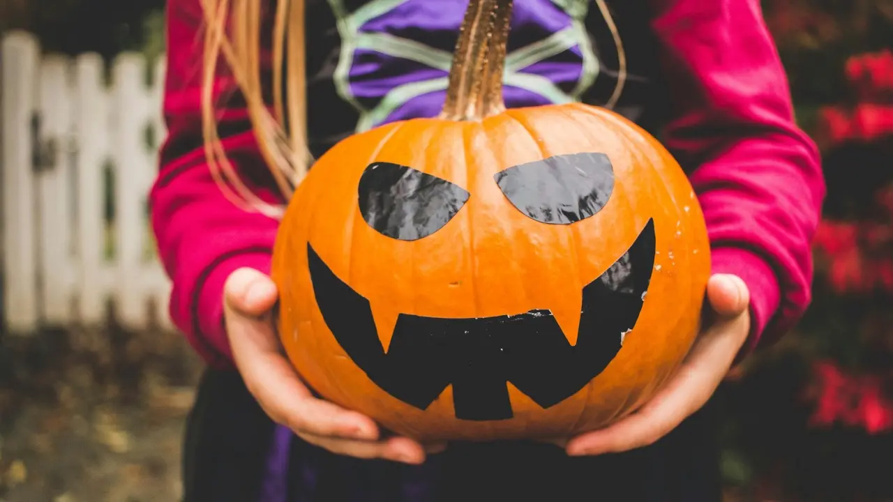 Bambina regge zucca di Halloween