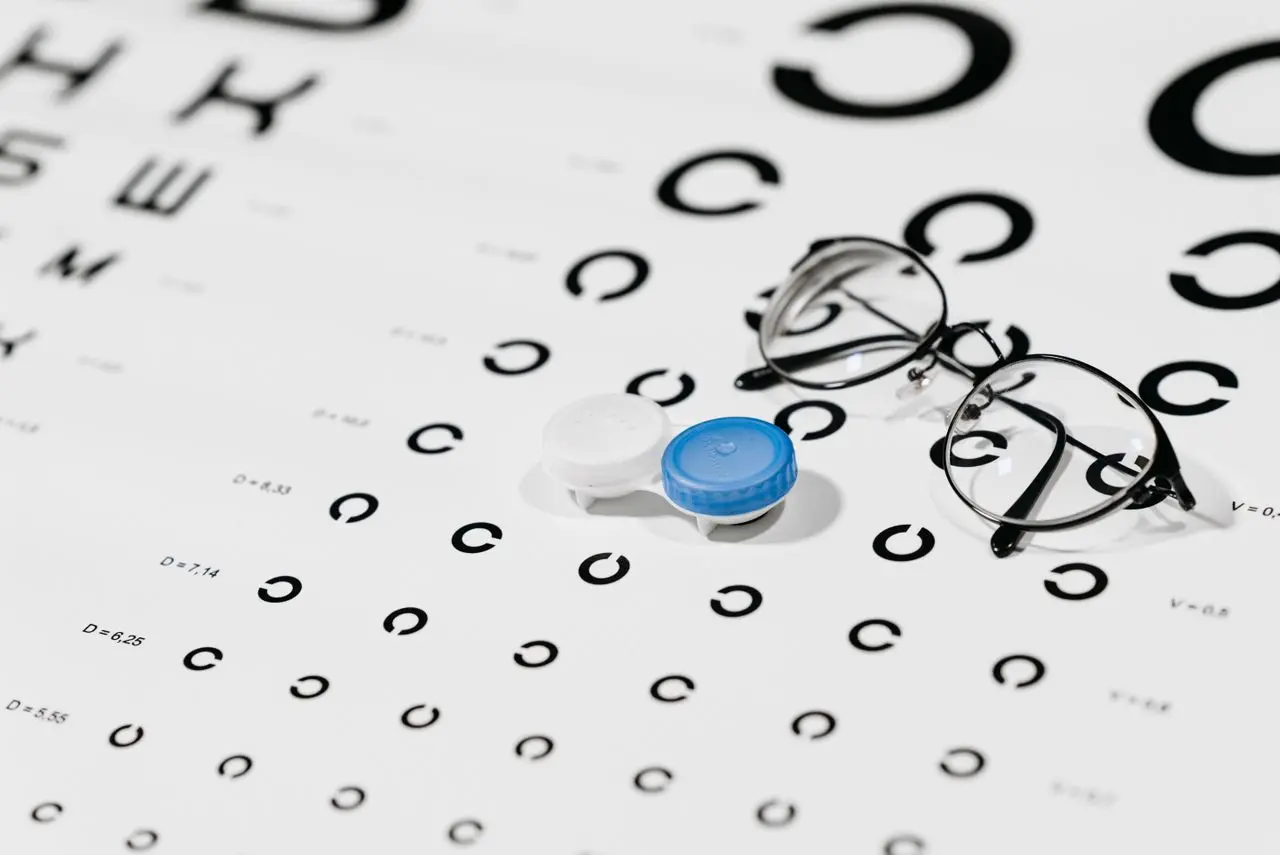 occhiali su lettere